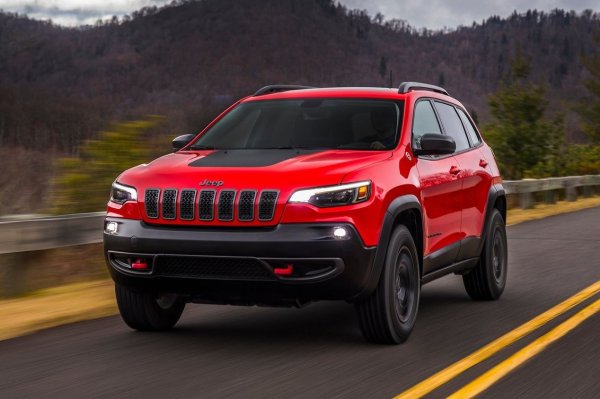 Те станаха факт едва през 2019 г., като това забавяне се отрази на продажбите на Cherokee. И все пак моделът получи нормални фарове, благодарение на които изглежда далеч по-нормално и съответно се хареса на много повече хора.