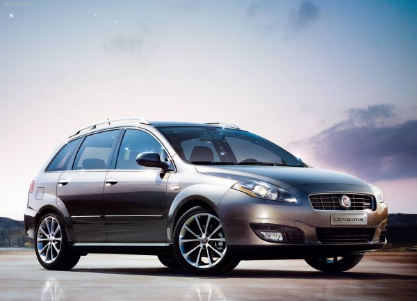 През 2008 г. Fiat предложи фейслифт на модела, като промените засегнаха не само предната част на колата и нейните фарове. Автомобилът получи тънки пластмасови вложки, чиято цел беше придаването на по-офроуд вид, за да може Chroma най-после да бъде позициониран в някои от класовете на пазара.