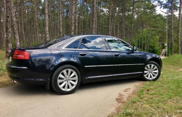 Година на производство - 2008, обявен от продавача пробег от 240 000 км. Двигателят е 4,2-литров V8, който развива 350 к.с. Лимузината е имала трима собственици досега, като последният твърди, че не е жалил средства за нейната поддръжка (това го казват всички продавачи на коли).

Въпреки възрастта си, това A8 е добре опаковано - биксеон, кожа, вентилация на седалките, електрически щори и система за задвижване на четирите колела quattro. Експертите препоръчват внимателна проверка на подобни коли, най-вече за това дали не са претърпели сериозна катастрофа.