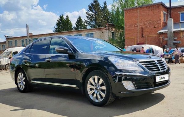 Година на производство - 2010, като обявеният пробег е 125 524 км. Двигателят е с обем 4,6-литра и развива мощност от 373 к.с. Този "кореец" е доста подценяван, но пък е оборудван по-добре от германските си конкуренти. В случая има хладилник и седалки с масаж. Продавачът твърди, че колата не е карана много, а маслото е сменяно редовно на всеки 7000 км.