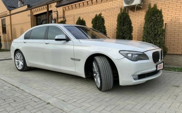 Година на производство - 2008, обявения пробег е 215 000 км. Под капака е разположен 4,4-литров V8 двигател с мощност 407 к.с. Според обявата, тази лимузина досега е имала само трима собственици и е в отлично състояние. Дори наскоро е била направена основна диагностика, която не е показала никакви грешки.

Оборудването на "седмицата" е доста богато, като включва електрически задни кресла и дори монитори на гърба на предните седалки.