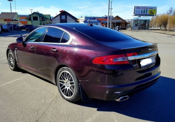 Година на производство - 2010, обявен пробег от 157 800 км. Турбодизеловият V6 с обем 3,0 литра развива мощност от 275 к.с. Това не е флагманът на британците, но за тези пари XJ в добро състояние трудно може да бъде открит. Този XF е произведен преди 9 години, но изглежда свежо и стилно. Той е и добре оборудван - алкантара, погряване на волана и на седалките, които са с вентилация. Има още камера за заден ход и музикална система B&W. 

Седанът е обслужван през цялото време при официален дилър на марката, като има документи за това. По предната броня има ожулвания и драскотини, но продавачът обещава да ги отстрани или да направи отстъпка от цената.