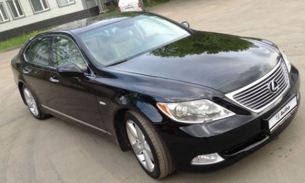 Година на производство 2007, заявени пробег е 170 599 км. Под капака е поставен 4,6-литров V8, който развива мощност от 381 к.с. Този седан защитава честта на японското автомобилостроене, а цената му колкото на базова Dacia Duster. Собственикът и продавач на колата твърди, че я притежава от 2010 г., но и признава, че предният капак и бронята са боядисвани (най-вероятно заради удар).

В същото време седанът е получил нови елементи от окачване, пневматични стойки и спирачни апарати. В нивото на оборудване President влизат подвижна масичка, минибар и масаж на седалките.