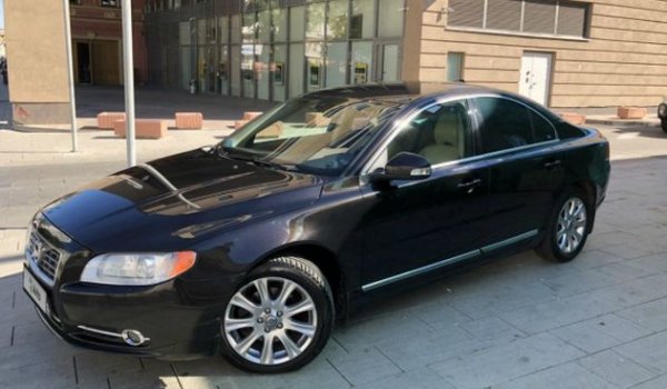 Година на производство - 2011, обявен пробег от 99 000 км. Задвижването става с 2,5-литров турбомотор с мощност 231 к.с. Както и при модела на Jaguar, този голям шведски седан няма статуса на представителна лимузина, но пък разполага с други предимства. Основните са по-малката възраст - 8 години и по-малкият пробег (ако е верен, тъй като по-вероятно е той да е поне 299 000 км).

В същото време се забелязват доста драскотини, като единият от праговете е увреден. Собственикът твърди, че умишлено не е скрил нищо, тъй като не си е поставил за цел непременно да продаде колата. Той също е готов да направи отстъпка, ако купувачът има наистина сериозен интерес.


