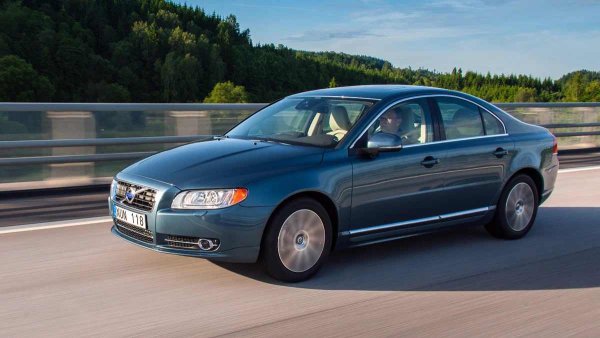 Основното предимство на тази скоростна кутия е дългият ѝ ресурс. При смяна на маслото на всеки 50-60 000 км, може да измине до 300 000 км без основен ремонт и дори повече. Проблемите най-често са свързани с износване на втулки, запушване на хидравличния блок и спад на налягането в системата, включително поради слаб топлообменник, който в крайна сметка се запушва с мръсотия.

Всички тези симптоми обаче лесно се диагностицират и отстраняват много преди трансмисията да се повреди напълно. Освен това, няма проблеми с резервните части. Дори и с не идеална поддръжка, тази японска скоростна кутия може да издържи най-малко 200 000 км.
