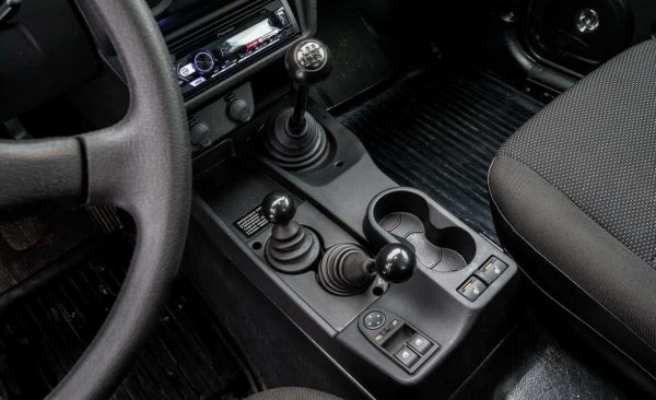 Единствената ръчна скоростна кутия също непрекъснато се подобряваше и получи пета предавка през 1995 година. През 2013 г. беше извършена дълбока модернизация (индекс 21214M), но и тя запази много вродени недостатъци: шум, вибрации, течове на маслени уплътнения. Изисква постоянен мониторинг на нивото на маслото. При тежки експлоатационни условия се пригответе да ремонтирате кутията на всеки 25-30 хиляди км.

През 2009 г. заводът подобри качеството и експлоатационния живот на много компоненти на трансмисията със задвижване на всички колела: монтира се нов съединител Valeo, подсилена е демпферната пружина, трансферната кутия е оборудвана с подобрена вентилация на картера, материали от различни уплътнения заменени, бяха въведени по-строги изисквания за производството на карданови валове и др. За съжаление подобренията не засегнаха механичната част на "древната" раздатка - многото оплаквания относно бръмчене, вибрации и непредсказуем ресурс продължиха. Но пък тази раздатка позволява да включите бавни скорости и да блокирате междуосевия диференциал.