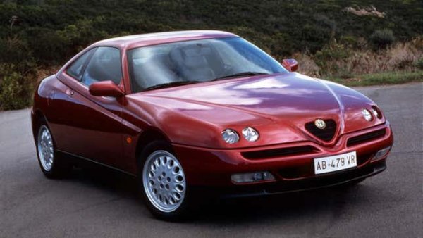 Сега, когато слуховете за евентуалното завръщане на купе Alfa Romeo стават все по-настоятелни, споменът се връща към последния GTV. Той е роден през 1995 година от проекта 916, който даде началото на предпоследния Spider. В случая историята разказва, че дизайнът е бил поверен на ателието Pininfarina и по-специално на Енрико Фумия, като едновременно по подобен проект - този на Fiat Coupé, е работил талантливият Крис Бенгъл.