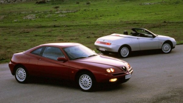 И тук има легенда, според която от Pininfarina са откраднали дизайна на Fiat, но това едва ли е вярно. Още през 1981 година ателието създава концепцията Audi Quartz, която има подобна предна част с кръгли фарове, вградени в предния капак.