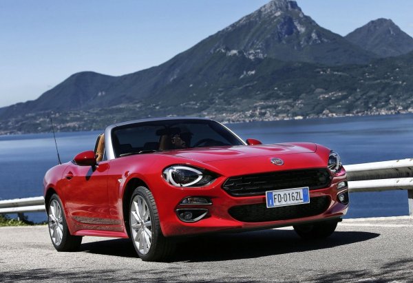 Най-новият пример идва от бившата FCA Group, която преди малко под 10 години започна сътрудничество с Mazda. Благодарение на него италиано-американският концерн имаше възможност да направи двуместен автомобил на базата на отличното ново поколение (по това време) на MX-5.