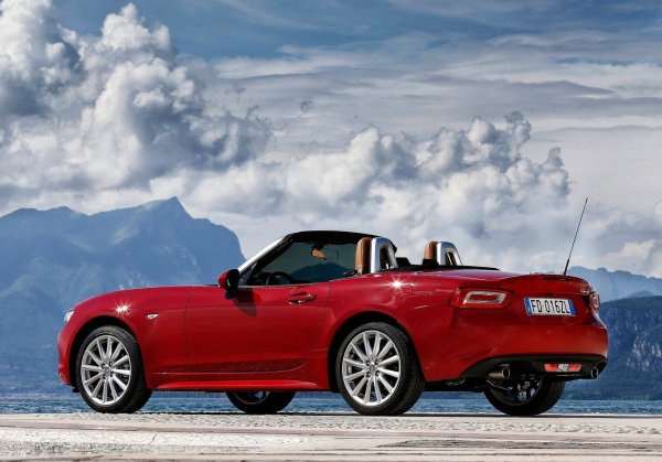 Основният кандидат за получаване на този модел е Alfa Romeo, която по този начин би могла да продължи успешната династия, започнала с Spider "Duetto" през 60-те години. Компанията се завръща към задното предаване и много разчита на този модел, но вместо това, той е отмъкнат от Fiat, където възраждат легендата 124 Spider.