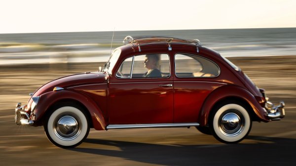 С ръка на сърцето, "костенурката" далеч не е най-съвършеният автомобил, създаван някога. Той е бавен, неособено комфортен и, в крайна сметка, е технологична рожба на 30-те години. Но в същото време е толкова опростен, че е на практика неунищожим. Почти няма повреда, с която да не сте в състояние да се справите сами край пътя с няколко елементарни инструмента. 
