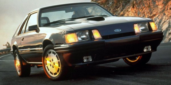 Третото поколение на Mustang няма легендарния статут на първото, но приятната компенсация за това е и несравнимо по-ниска цена. Освен това е доста по-добра машина като пътно поведение, благодарение на платформата Fox, взаимствана от по-луксозните Ford Fairmont и Mercury Zephir. Именно заради нея този Mustang е известен и като Foxbody. Освен това е доста по-надежден и ремонтопригоден от наследниците си. 
