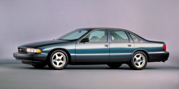 Да си спомним за времето, когато американските гиганти правеха и добри седани, а не само огромни пикапи. Тази Impala никога не е продавана официално в Европа, но при сегашните цени на пазара в САЩ е доста изгодна за внос. Под безобидната външност се крие опасен тип - легендарният small-block V8 на Chevrolet, познат ни добре от Corvette и Camaro. Но 5.7-литровият агрегат в Impala SS е всъщност за предпочитане по една много проста причина - докато при Corvet цилиндровите глави са алуминиеви, тук те са чугунени. Мощността е малко по-ниска - 260 коня, но пък този агрегат е на практика вечен. 

