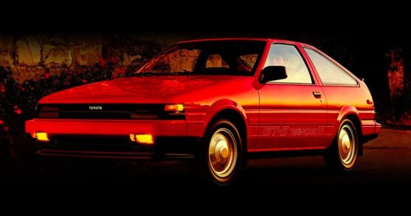 Тази кола, с кодово име АЕ86, се превърна в колекционерска класика още преди година, и то заради появата си в култовата анимация Initial D. За жалост това държи цените доста по-високи, отколкото е типично за "японка" от 80-те. Но пък за компенсация получавате истинска Toyota от златната ера на компанията, което означава опростена, добре балансирана, фантастично надеждна и много забавна за каране. 


