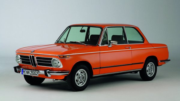 Автомобилът, който превърна BMW от малък производител на ръба на фалита в глобален гигант и равностоен конкурент на Mercedes. Сериите 02 и до днес са една от най-забавните за каране коли. Ако откриете екземпляр без корозия, инвестицията си струва. Цените скочиха до небето в последните години, но ще продължат да растат и в следващите, така че нищо не губите. 