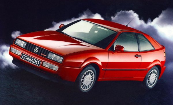 Един от най-подценените модели в историята на Volkswagen. Corrado бе заместникът на Scirocco - с интересен VR6 двигател за върховата версия, с отличаващ се от тълпата дизайн и с чудесно, прецизно управление. С подходящата поддръжка, тази кола спокойно може да задоволява ежедневните ви нужди и днес. 
