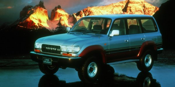 Което и от по-старите поколения на Land Cruiser да изберете, ще получите железен автомобил, проектиран с излишък от издръжливост и за най-грубиянската експлоатация. За съжаление и цените вече съответстват на качеството, и много от тези машини са по-скъпи от далеч по-съвременните поколения. 

