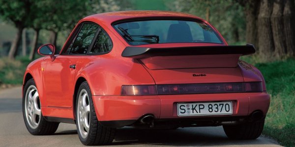 Легендарното 911 почти не се промени през първите 34 години от производството си. Това гарантира голям избор от компоненти втора ръка и прави поддръжката доста по-достъпна, отколкото при по-новите модели на Porsche. Качеството на сглобката е отлично, като и пътното поведение, разбира се. 
