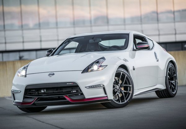 Списъкът приключва с най-възрастния от продаваните в наши дни спортни автомобили &ndash; NIssan 370Z, който дебютира още прези 12 години. Обновеното за последен път през 2015 г. купе се предлага както с механични предаки, така и с класически автомат.

Двигател: 3.7 литра, V6, атмосферен

Трансмисия: 7-степенна автоматична с хидротрансформатор

Мощност: 328 к.с. при 7000 об/мин

Максимален въртящ момент: 363 Нм при 5200 об/мин

Ускорение от 0 до 100 км/ч: 5,6 секунди

Максимална скорост: 250 км/ч