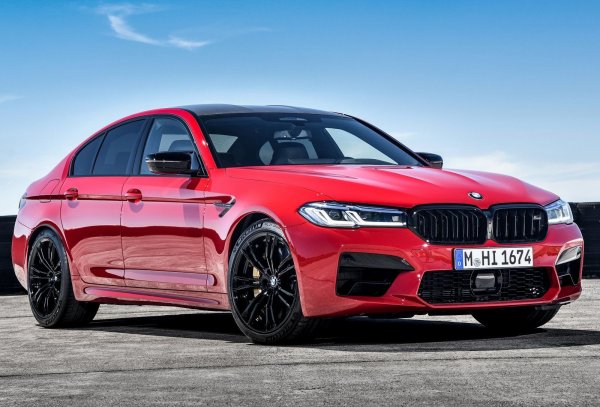 Наскоро обновеният баварски спортен седан с V8 двигател под капака запазва предишните си характеристики както в стандартния си вариант, така и във версията M5 Competition. И двете машини са с 8-степенна автоматична скоростна кутия.

Двигател: 4.4 литра, V8, битурбо

Трансмисия: 8-степенна автоматична с хидротрансформатор

Мощност: 625 к.с. при 6000 об/мин

Максимален въртящ момент: 750 Нм от 1800 до 5800 об/мин

Ускорение от 0 до 100 км/ч: 3,3 секунди

Максимална скорост: 250 км/ч (опционално - 305 км/ч)