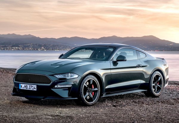 Най-интересните версии на Mustang, без съмнение, са GT и Bullit който са оборудвани с 5,0-литров атмосферен мотор V8 Coyot. Във варианта GT се предлага 6-степенна механична кутия, както и с новия автомат с 10 предавки.

Двигател: 5.0 литра, V8, атмосферен

Трансмисия: 10-степенна автоматична с хидротрансформатор

Мощност: 450 к.с. при 7000 об/мин

Максимален въртящ момент: 529 Нм при 4600 об/мин

Ускорение от 0 до 100 км/ч: 4,3 секунди

Максимамална скорост: 249 км/ч