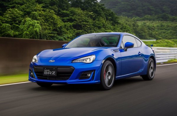 Компактното купе GT86 и неговото „братче“ BRZ (на снимката) са сред най-интересните спортни коли на пазара, като това се дължи и на достъпната им цена. Двата модела се предлагат както с механична скоростни кутия, така и с класически автомат.

Двигател: 2,0 литра, боксер, атмосферен

Трансмисия: 6-степена автоматична с хидротрансформатор

Мощност: 200 к.с. при 7000 об/мин

Максимален въртящ момент: 205 Нм при 6400-6600 об/мин

Ускорение от 0 до 100 км/ч: 8,2 секунди

Максимална скорост: 210 км/ч