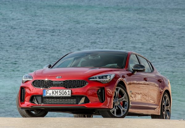 Топ-версията на флагмана на корейската марка - Stinger GT, разчита на мощен турбо V6 мотор, благодарение на който попада сред спортните модели. Лифтбекът също залага на традиционен автомат.

Двигател: 3.3 литра, V6, битурбо

Трансмисия: 7-степенна автоматична с хидротрансформатор

Мощност: 366 к.с. при 6000 об/мин

Максимален въртящ момент: 510 Нм при 1300-4500 об/мин

Ускорение от 0 до 100 км/ч: 5,5 секунди

Максимална скорост: 270 км/ч