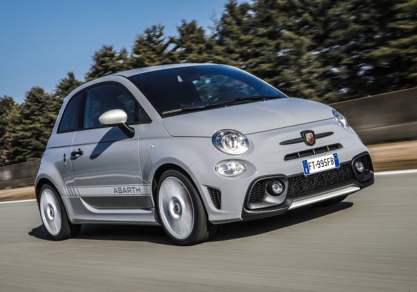 Много мощният за своите размери италиански хечбек се предлага в няколко различни версии. Сред тях е 595 Essesse (на снимката), при която като алтернатива на механичната скоростна кутия може да бъде поставен автомат. В Европа това е роботозирана трансисия Dualogic от Fiat с 5 предавки, докато в САЩ е истински 6-степенен автомат Aisin.

Двигател: 1,5 литра, редови с 4 цилиндъра и турбо

Трансмисия: 5-степенна роботизирана механична/6-степенен автомат с хидротрансформатор

Мощност: 180 к.с. при 5500 об/мин

Максимален въртящ момент: 250 Нм при 3000 об/мин

Ускорение от 0 до 100 км/ч: 6,7 секунди

Максимална скорост: 225 км/ч