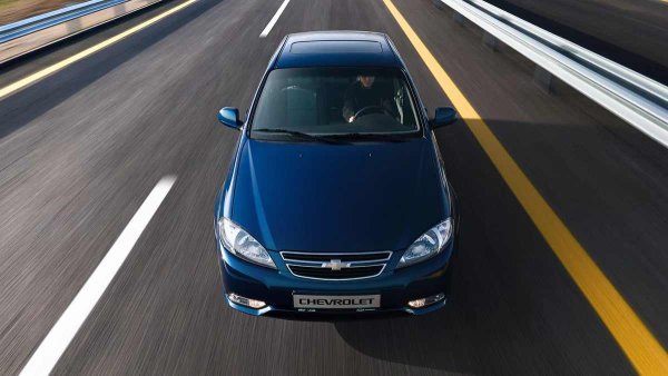 Години на производство: 2002-2024

Среден пробег до сериозен ремонт - 80 000 км

Въпреки емблемата на Chevrolet, това е 100% "кореец". Разработен от Daewoo и по-късно прехвърлен на марката GM, той уверено зае своята ниша на пазара. И дълго време се произвежда с минимални промени, включително в Узбекистан. Годините на експлоатация обаче разкриха много слаби места.

Лошата боя е първото разочарование за собствениците. Бързо се появяват дупчици по капака и праговете и почти веднага започват да ръждясват. По-лошото е, че боята се отлепва още по-бързо от пластмасовите части, като брони и дръжки на вратите. Макар че самата каросерия не е склонна към корозия, особено ако колата не е удряна.

Интериорът също не издържа проверката на времето. Още при 100 000 км седалките започват да губят форма. Пластмасата се лющи, а копчетата за климатика се износват до неузнаваемост. Блокът за управление на климатика често се поврежда, часовникът на таблото спира да работи, а централното заключване започва да си прави каквото си иска.