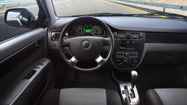 Най-масовите двигатели 1.4 и 1.6 (серии F14D3 и F16D3) страдат от блокиране на клапаните до 2007 година, но по-късно това е отстранено. Други проблеми обаче остават - теч на масло, запалителна бобина с кратък ресурс и блокиране клапите на всмукателния колектор. По-добре е да се избягва автоматичната трансмисия Aisin 81-40LE, която е монтирана с двигателя 1.6, защото често изисква скъпи ремонти още на 100 000 км.

Окачването? Първите почуквания могат да се появят след 30 000 км, а след 80 000 сериозните ремонти са неизбежни. Задните амортисьори и безшумните блокове са първите неща, които се нуждаят от подмяна. Кормилната рейка е друга болна тема - може да започне да чука или да тече при всеки пробег.

И все пак, Lacetti има силни страни. Надеждната автоматична скоростна кутия ZF 4HP16, която се предлага с 1,8-литровия двигател, служи дълго време и без проблеми, както и ръчната скоростна кутия D16. Като цяло в дизайна на автомобила няма нищо сложно, а резервните части са евтини и лесно се намират.
