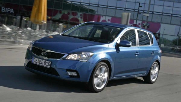 Години на производство: 2007-2012

Среден пробег до сериозен ремонт - 80 000 км

Основни проблеми: тънка боя, ненадеждна механична скоростна кутия, разтягаща се ангренажна верига

Първото поколение Kia Ceed е дебютният опит на корейците да завладеят Европа. Уви, по отношение на качеството на изпълнение, то е далеч от европейските моделите от онези години. Тънкият слой боя бързо се покрива с дупчици, въпреки че самата каросерия не гние, което е добре. Пластмасата на интериора се драска буквално от всяко докосване, а седалките и воланът бързо се износват.
