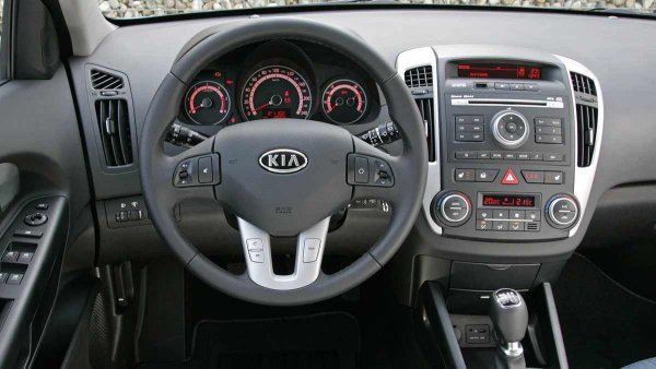 Двигателите 1.4 (G4FA) и 1.6 (G4FC) са доста надеждни, ако не се вземе предвид слабата ангренажна верига, която издържа само при улегнали шофьори. При активна употреба или прегряване моделът започва яко да харчи масло. Освен това и двата двигателя са комбинирани с откровено слабата 5-степенна ръчна скоростна кутия. Добре е, че поне 4-степенната автоматична издържа дълго време.

Окачването на Ceed е настроено за комфорт, евтино е за ремонт, но не блести с издръжливост. Втулките на стабилизатора трябва да се сменят на всеки 30-50 хиляди километра, амортисьорите и шарнирите пък не издържат до 100 000. Кормилната рейка понякога започва да чука при още по-малко изминати километри.
