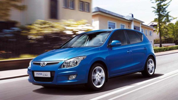 Години на производство: 2007-2012

Среден пробег до сериозен ремонт - 80 000 км

Основен проблем: корозия, електроника, ненадеждна скоростна кутия и кормилно управление

Първото поколение на Hyundai i30 трябваше да се конкурира с европейските аналози заедно с Kia Ceed, с който споделя платформата, но списъкът му със слаби места не е по-малък. Корозията в i30 обича да засяга ръбовете на вратите, задния капак и други места. 

Интериорът е слаб както по отношение на материалите, така и на електрониката. Централното заключване и повдигачите на прозорците понякога работят, понякога не, а конекторите в окабеляването се окисляват, причинявайки най-неочаквани повреди.
