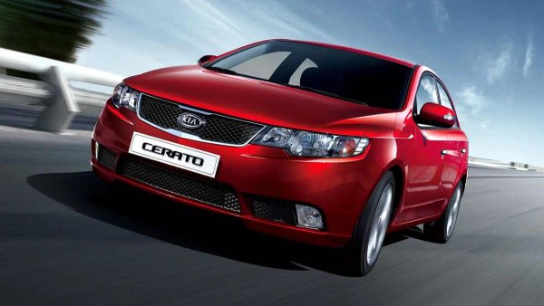 Години на производство: 2008-2013

Среден пробег до сериозен ремонт - 90 000 км

Основни проблеми: ненадеждни скоростни кутии, проблеми с електрониката, разрушаване на катализатора

При появата си, Kia Cerato от второ поколение изглеждаше свежо и агресивно, но това не го спаси от технически проблеми. При 1.6- и 2.0-литровите двигатели ангренажната верига често се разтяга още на 100 000 км, а при двулитровите агрегати лагерите могат дори да се завъртят поради слаба маслена помпа. Още по-лошо е, че ненадеждният катализатор разрушава буталната група.
