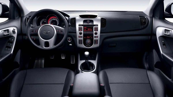 Ако 5-степенната ръчна скоростна кутия е склонна към прегряване и шум, особено при голям пробег, то обновената ръчна скоростна кутия с 6 предавки се държи много по-добре. При автоматичните трансмисии картината е точно обратната. Старата 4-степенна кутия беше доста надеждна и заменена от капризна шестстепенна.

Каросерията и интериорът също няма да ви позволят да се отпуснете. Дупчиците и ожулванията лесно се покриват с ръжда, особено по вратите и ръбовете на покрива. Електрониката също е слаба: мултимедийната система, сензорите за паркиране и дори повдигачите на прозорците се повреждат.

Моделът обаче има и предимства. Окачването е доста издръжливо и лесно за ремонт. Кормилната рейка се е доказала. При чукане обикновено решението е просто затягане.
