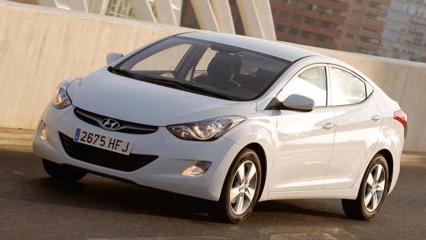 Години на производство: 2010-2016

Среден пробег до сериозен ремонт - 100 000 км

Основни проблеми: драскотини по цилиндрите, ненадеждна автоматична скоростна кутия, слабо кормилно управление

Петото поколение на Elantra изглежда стилно, но надеждността не е силната му страна. И не става въпрос дори за слабата боя или интериора, който не е обработен с най-устойчивите на износване материали. Основният проблем са драскотините по цилиндрите, които се появяват поради разрушаването на катализатора, остатъците от който попадат в двигателя. Повишен разход на масло, детонация и намаление на мощността са признаци именно на този проблем.

Шестстепенната автоматична скоростна кутия в автомобилите преди рестайлинга първоначално създаваше много проблеми. Удари при превключване, забавяния при включване на предавките и прегряване бяха типични оплаквания от собствениците. Едва през 2014 година Hyundai подобри фърмуера, намалявайки броя на проблемите. Шестстепенната ръчна скоростна кутия е по-надеждна, но съединителят ѝ рядко издържа 120 000 км.
