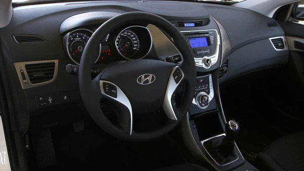 Окачването на Elantra е меко и удобно, но за това се плаща с нисък ресурс на редица части. Втулките на стабилизатора и сферичните шарнири често изискват подмяна на 50-70 хиляди км. Кормилната рейка бързо започва да чука поради износване на втулките, а сервото на волана може да започне да бръмчи на 100 000 км.

Въпреки всички тези недостатъци, Elantra остава търсен модел на вторичния пазар в много европейски страни. Сред предимствата му са просторния интериор, надеждното управление, икономични двигатели и наличието на резервни части.
