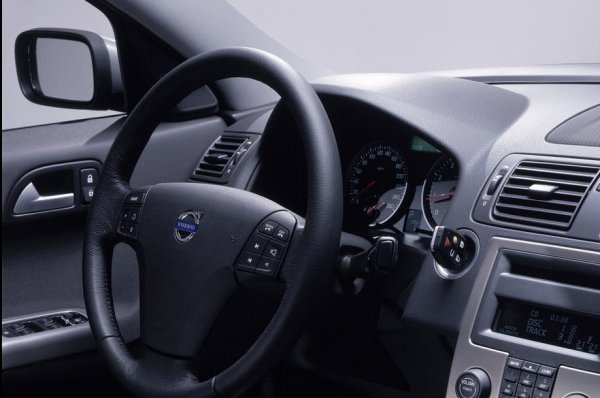 Проблемите се появяват най-вече при излизане от двор или от второстепенен път. Заради широките предни стойки се появяват няколко "слепи зони", в които няма никаква видимост. Същото се отнася и за огледалата, твърдят собственици на автомобила.