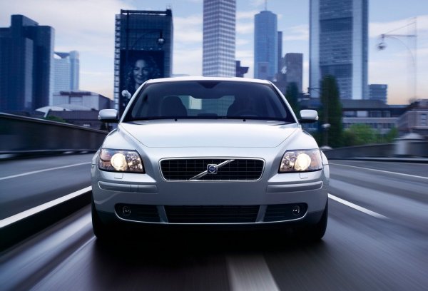 Ако кажеш на собственик на Volvo S40, че всъщност кара Ford Focus, е твърде вероятно да чуеш няколко обиди по твой адрес. Нищо, че собствениците на автомобили от шведската марка минават са спокойни и интелигентни хора. И те обаче не обичат да им се напомня за Focus. А вие просто трябва да решите, в която от трите групи, за които вече стана дума, попадате..
