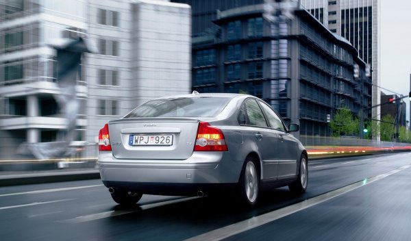 Във Volvo са се опитали да разрешат проблема, като поставят пластмасова защита на долната част, но тя не е особено ефективна. Предната броня също понякога страда, тъй като също е доста ниско