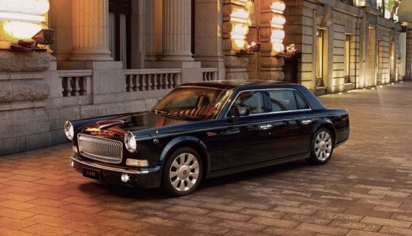 Дълго време автомобили на Hongqi не се продаваха, тъй като бяха предвидени само за китайския комунистически елит. Дори сега, съвременните модели L7 и L9 не може да бъдат купени свободно, а L5 се продава за 580 000 щатски долара. Лимузината беше одобрена дори от Джереми Кларксън, който заяви, че това "може и да не е най-добрата кола, която е карал, но със сигурност е една от тези, които са го впечатлили най-много".
