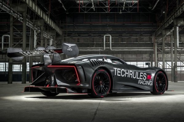 Това не е хибрид, а суперхибрид! Вече свикнахме, че най-модерните електромобили имат по 4 електромотора, но при Ren RS те са 6 - два на предната ос и четири на задната. Те се зареждат от дизелово-електрически агрегат с генератори на базата на микротурбини. Пробегът с пълен резервоар с 80 литра дизел е 1170 км. Добавете монокок и каросерия от карбон, окачване като на колите от клас GT3 и кокпит с едно място в средата. Всичко това прави от Ren RS една от най-впечатляващите коли, появявали се през последните няколко години.