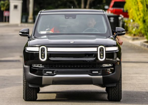 За семейните нужди Бен Афлек има Rivian R1S. Това е третото електрическо превозно средство в неговата колекция и побира до седем пътника. Този черен звяр, в който папараци уловиха звездата, не е лош с с 835 к.с. и пробег от почти 510 километра. Цената му започва от 78 000 долара.