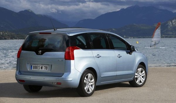 Изборът от двигатели привидно е голям, но на практика се свежда само до дизеловите агрегати. Бензиновите версии ползват злополучния 1.6 Prince, разработен съвместно с BMW - иновативен за времето си и спечелил много награди мотор, провален обаче от уж дребни конструктивни дефекти. Трябва особено да се пазите от неговата турбо версия със 156 конски сили. От 2014 на въоръжение се появи и новият 1.2 Puretech със 120 коня, но и той не е лишен от конструктивни дефекти, а и трите му цилиндърчета доста се озорват с толкова голям автомобил. 
