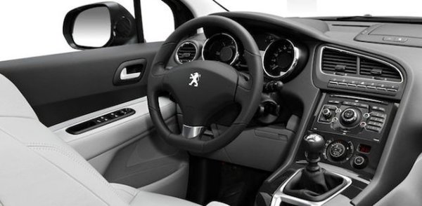 Затова единственият разумен вариант са дизеловите двигатели - 1.6 HDi със 110 коня , или 2.0 HDi със 150 коня (вторият вариант се среща и като дизелов хибрид със 163 конски сили). Това са агрегати от DLD семейството - съвместна разработка на PSA, британското поделение на Ford и Mazda. Надеждни като цяло агрегати, макар и чувствителни към качеството на горивото. Проверете за маслени течове, преди да купувате. 
След фейслифта се появява нормален хидротрансформаторен автомат с 6 степени от Aisin, който работи гладко и дълго. Има обаче и версии с доста посредствената роботизирана кутия на PSA. Тя се разпознава по скоростния лост - на него няма режим Р като при истинския автомат. 