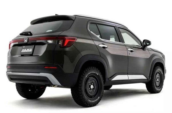 Появили са се също така гуми BF Goodrich и небоядисана вложка в долната част на предната броня. Поради възможни правни проблеми обаче, авторите се отказаха от разпознаваемата решетка на Jeep Cherokee XJ. Двигателят е атмосферен 1.5-литров бензинов с мощност 118 конски сили, комбиниран със CVT и задвижване на предните колела.
