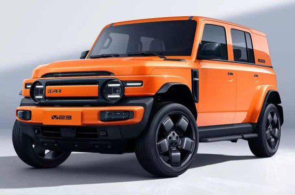 Китайският автомобилен производител Chery представи брутален електрически кросоувър от "зелената" гама - iCar. Моделът е създаден с участието на Xiaomi. Това е малка 4,2-метрова кола с клиренс от 212 мм, ъглите на заход и отход са съответно 43 и 35 градуса.

Предлагат се две версии: с предно задвижване с един електромотор (мощност 136 к.с.) отзад и версия със задвижване на всички колела с два мотора и обща мощност 211 к.с. Първата има литиево-желязо-фосфатна батерия с капацитет 60 киловатчаса, а втората - литиево-йонна батерия с капацитет 82 киловатчаса. Пробегът е съответно 401 и 501 км по китайския тестови цикъл.
