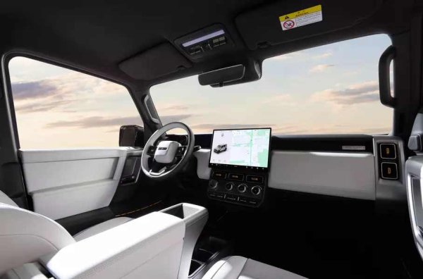 Салонът разполага с гигантски 15.4-инчов екран с 2.5K резолюция, чип Snapdragon 8155, големи аналогови контролери и клавиши. В кабината могат да се настанят четирима пътници, а вратата на багажника се отваря настрани, както при рамните всъдеходи.

Версията със задвижване на всички колела има 21-инчови джанти. Автомобилът е оборудван също така с 8-мегапикселова предна камера, 3-мегапикселови камери около него, пет радара с точност до милиметров диапазон и дузина ултразвукови сензори за осигуряване работата на спомагателните системи.
