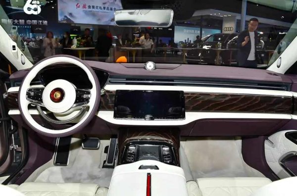 В интериора също е използвано много хром, има също така скъпи кожени и дървени облицовки. Воланът е с две спици в ретро стил, има виртуално арматурно табло и голям дисплей на мултимедийната система.

Друга особеност на модела е голям проекционен екран, а управлението на редица функции се осъществява с глас и жестове. Компанията предлага две версии на модела - петместна и четириместна с отделни седалки на задния ред.
