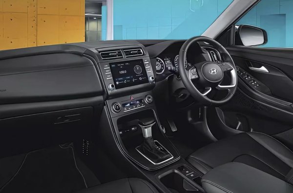 Специалната версия предлага и най-богато оборудване за модела. То включва климатик, безжично зарядно за телефона, безключов достъп, стартиране на двигателя с бутон и мултимедийна система с 8-инчов дисплей.